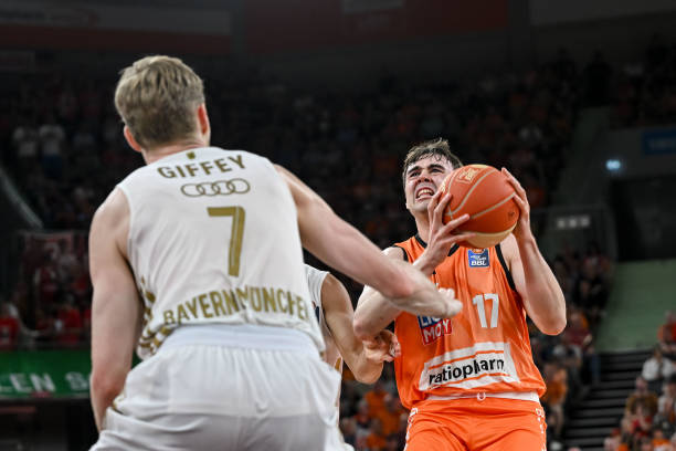 西蒙斯的身 西蒙斯的身